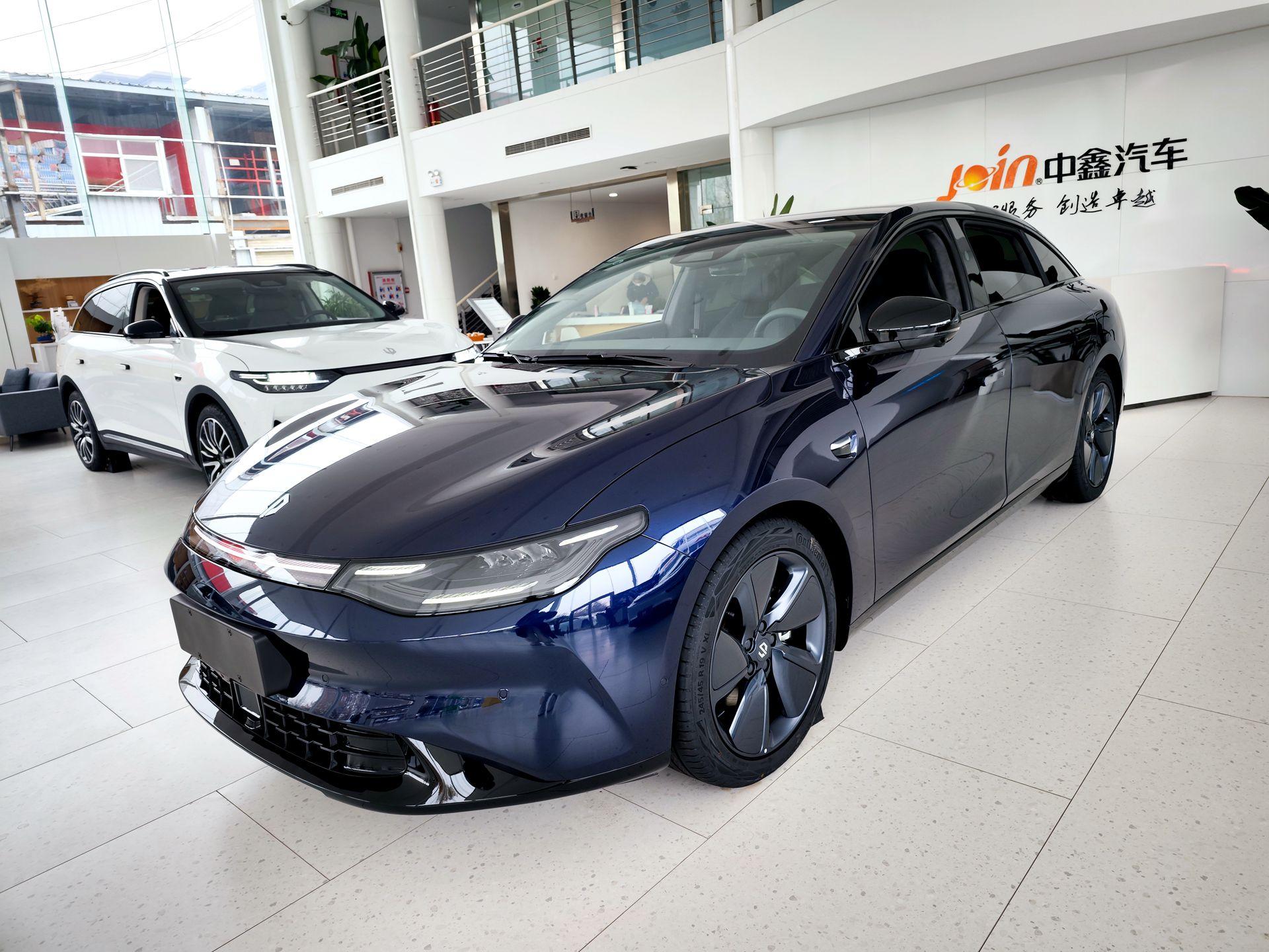 Medium And Large Pure Electric Sedan. Live Shooting Experience ...